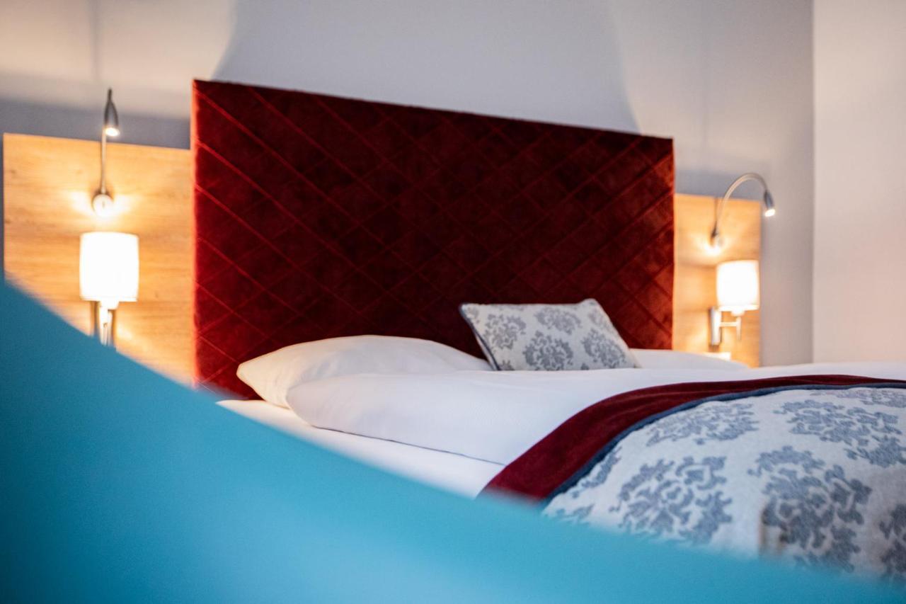 Premium Single Room with Queen Bed,941087491:JPEG